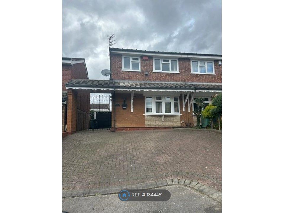 3 bed semidetached house to rent in Western Close, Walsall WS2, £1,100