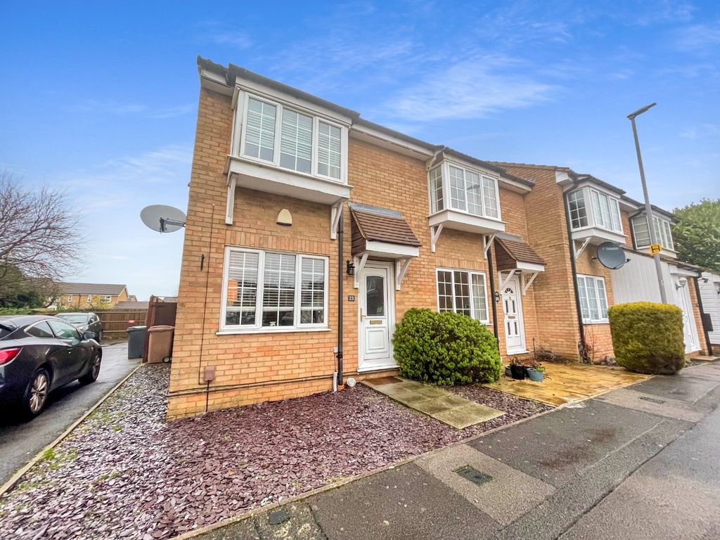 2 bed end terrace house for sale in Claverley Green, Luton