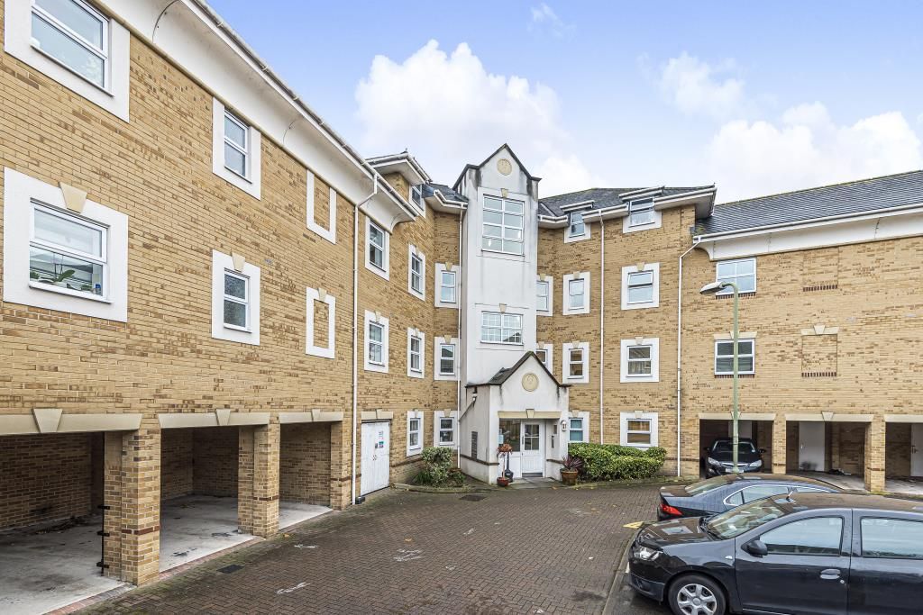 1 bed flat for sale in SunburyOnThames, Surrey TW16, £200,000 Zoopla