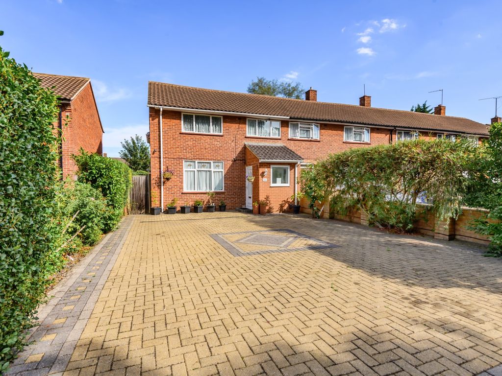 4 bed semidetached house for sale in Blackmore Crescent, Woking GU21