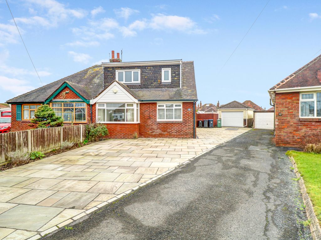 4 bed semidetached bungalow for sale in The Close, Queens Walk