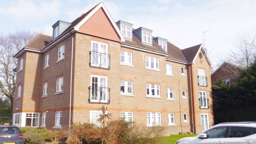 2 bed flat to rent in Rickmansworth Road, Watford WD18, £1,600 pcm Zoopla