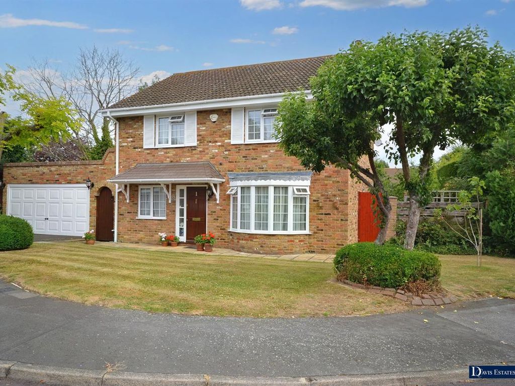 4 bed detached house for sale in Roseacre Close, Emerson Park
