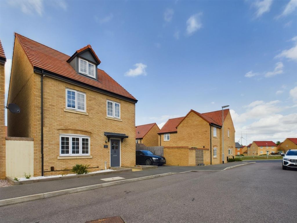 5 bed detached house for sale in Palmer Crescent, Burton Latimer