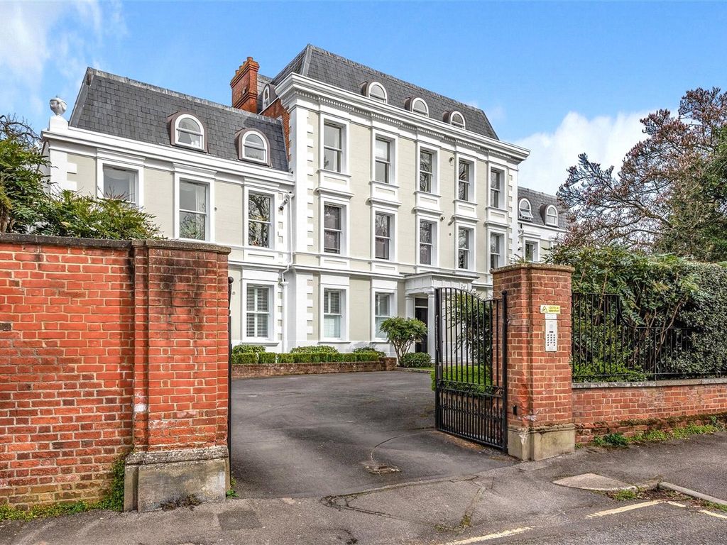 2 bed flat to rent in Westgate House, Chalk Lane, Epsom, Surrey KT18