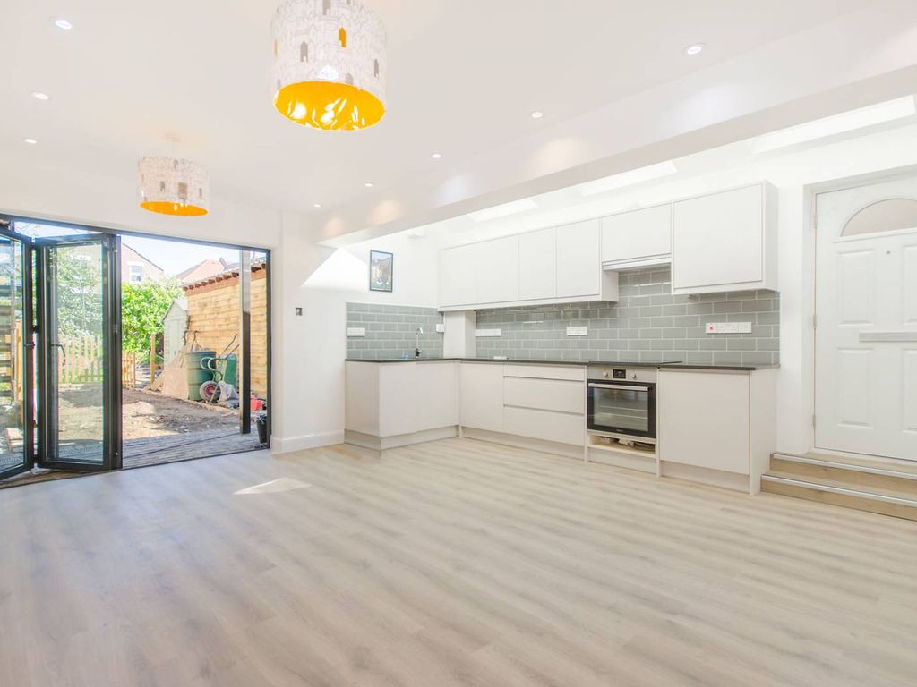 2 bed flat to rent in Brownhill Road, Catford, London SE6, £2,000 pcm