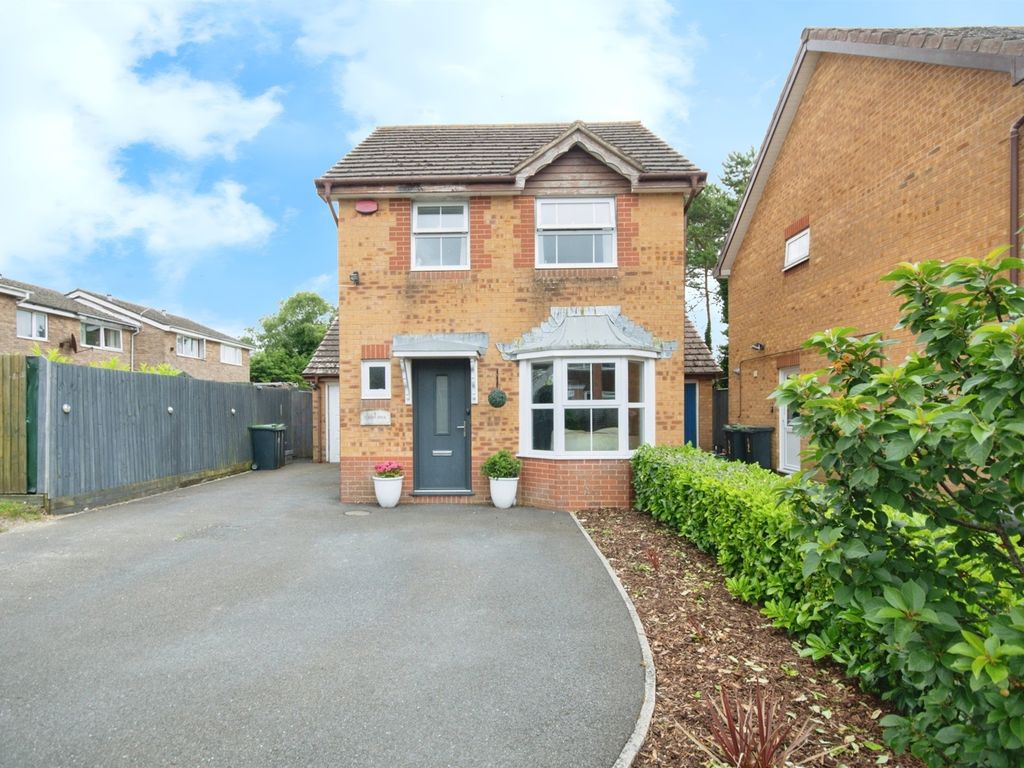 3 bed link detached house for sale in Humber Road, Ferndown BH22, £