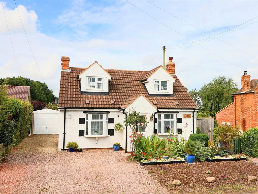 4 bed detached house for sale in Gretton Fields, Gretton, Cheltenham