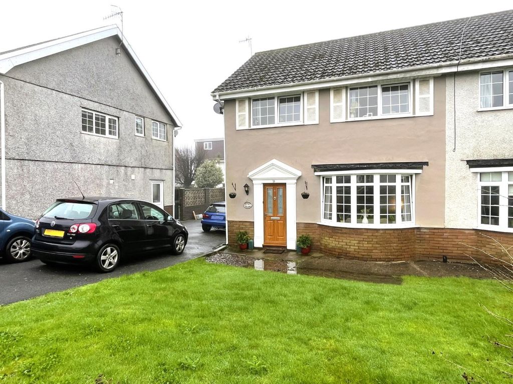 3 bed semidetached house for sale in Eastlands Park,