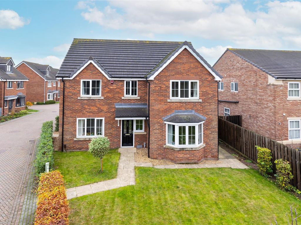 5 bed detached house for sale in Barrowby Gardens, Austhorpe, Leeds