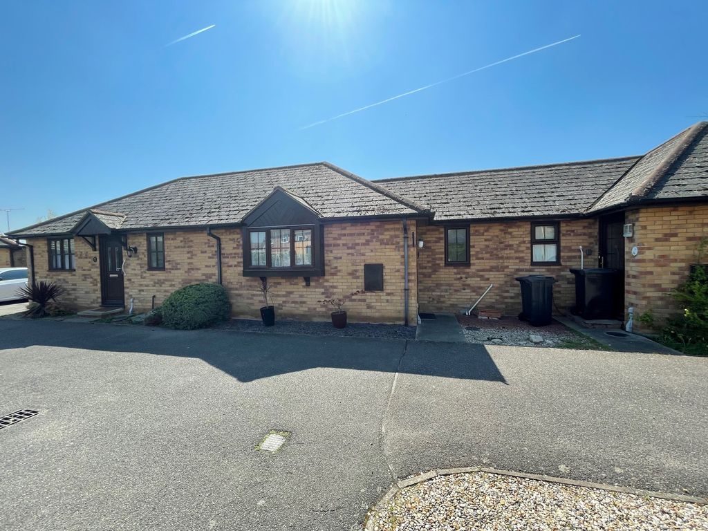 1 bed terraced bungalow for sale in Cavendish Gardens, St. Margarets