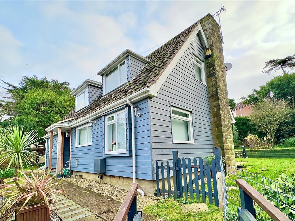 3 bed detached house for sale in Eden Road, Totland Bay PO39, £499,950
