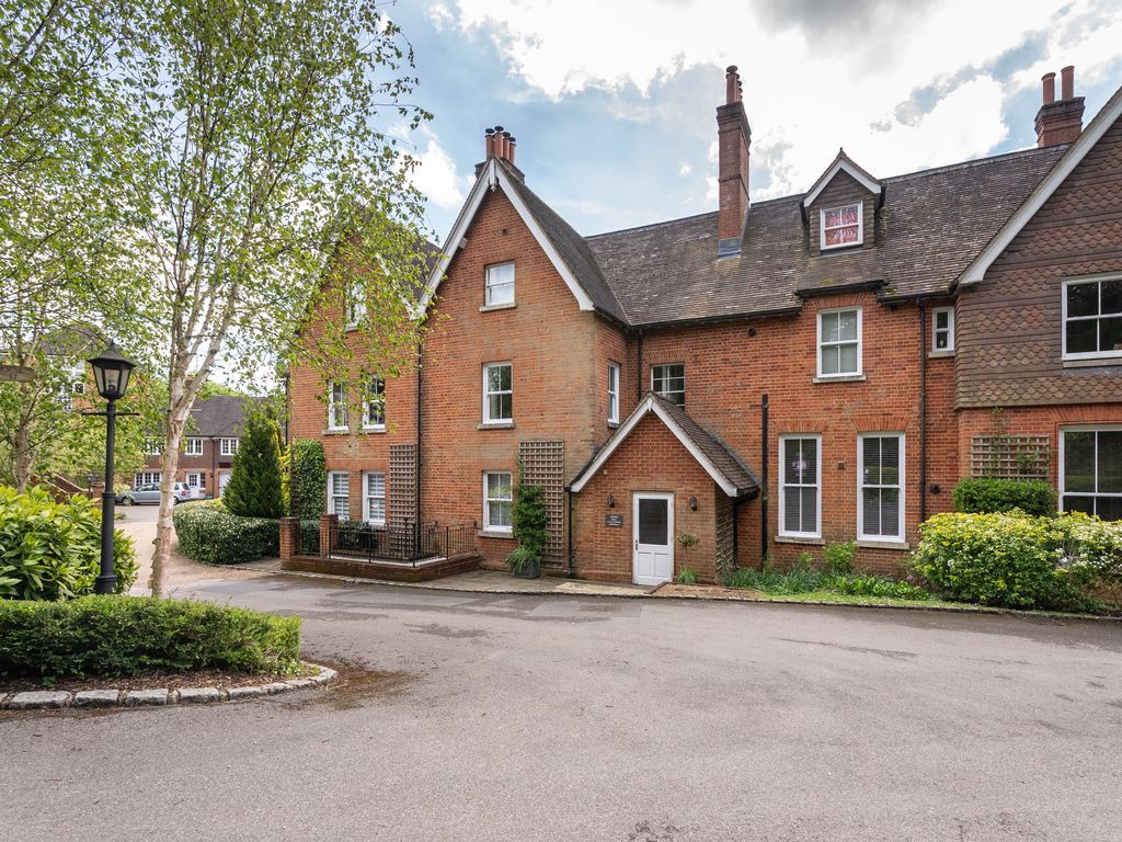 2 bed flat for sale in Westcott Street, Westcott, Dorking RH4, £600,000