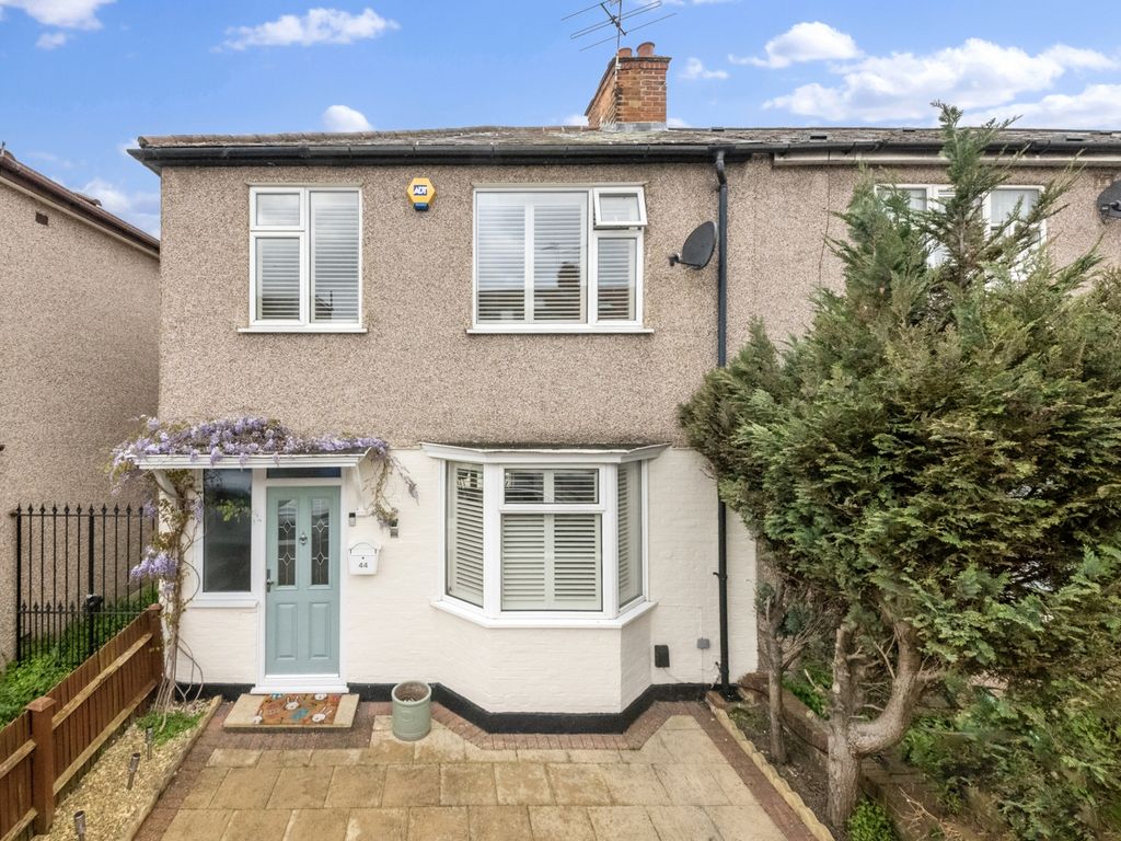 3 bed end terrace house for sale in Montague Road, Hanwell W7, £675,000