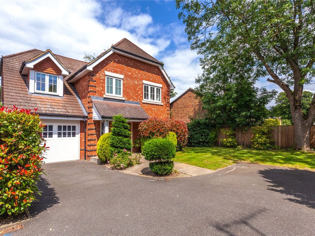 4 bed detached house for sale in Henderson Close, Woodley, Reading