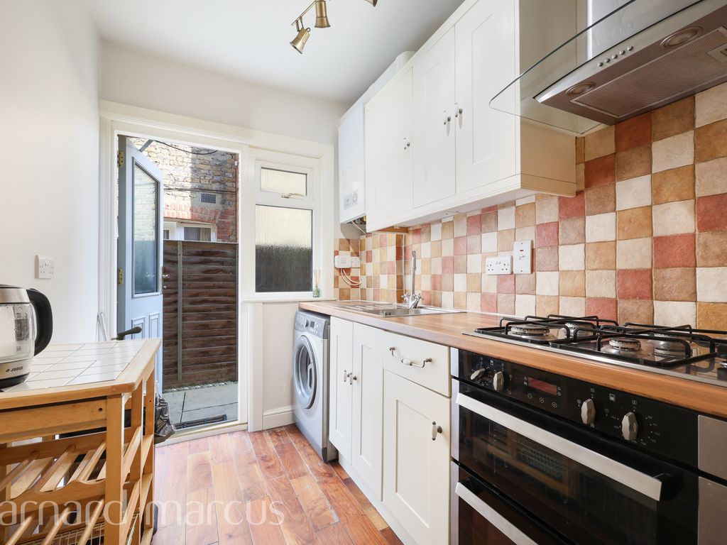 3 bed flat to rent in Cavendish Road, London SW12, £3,250 pcm Zoopla