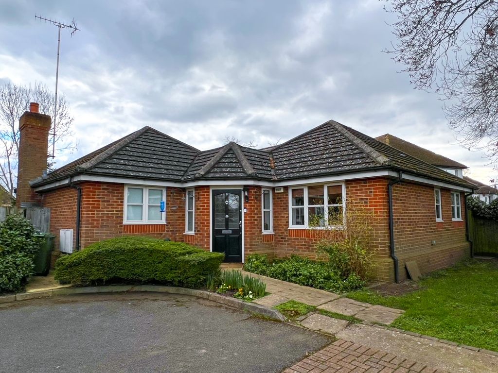 2 bed bungalow for sale in Sandringham Gardens, West Molesey KT8 Zoopla