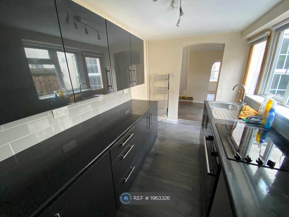 2 bed terraced house to rent in Eastland Road, Yeovil BA21, £895 pcm