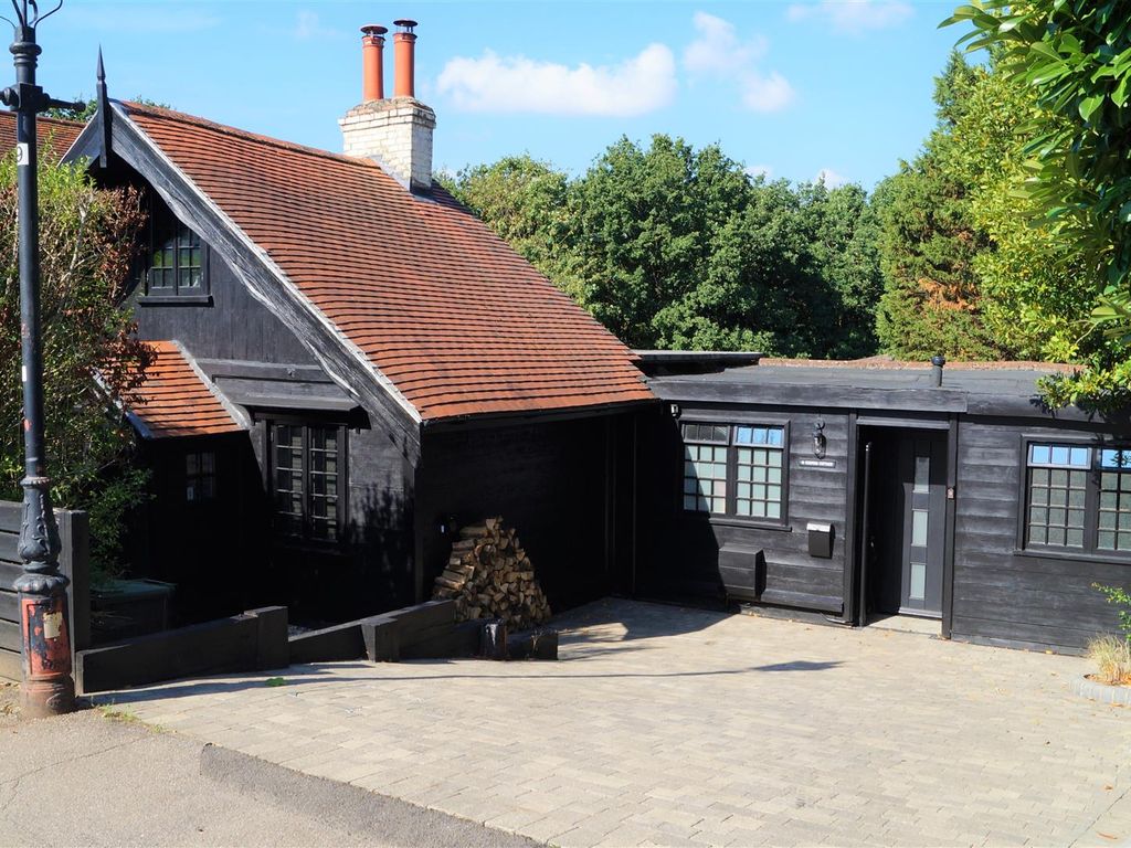 3 bed detached bungalow for sale in Baldwins Hill, Loughton IG10 Zoopla