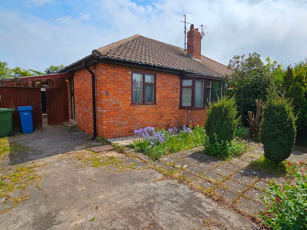 2 bed bungalow for sale in Fairfield Crescent, Scarborough YO12, £