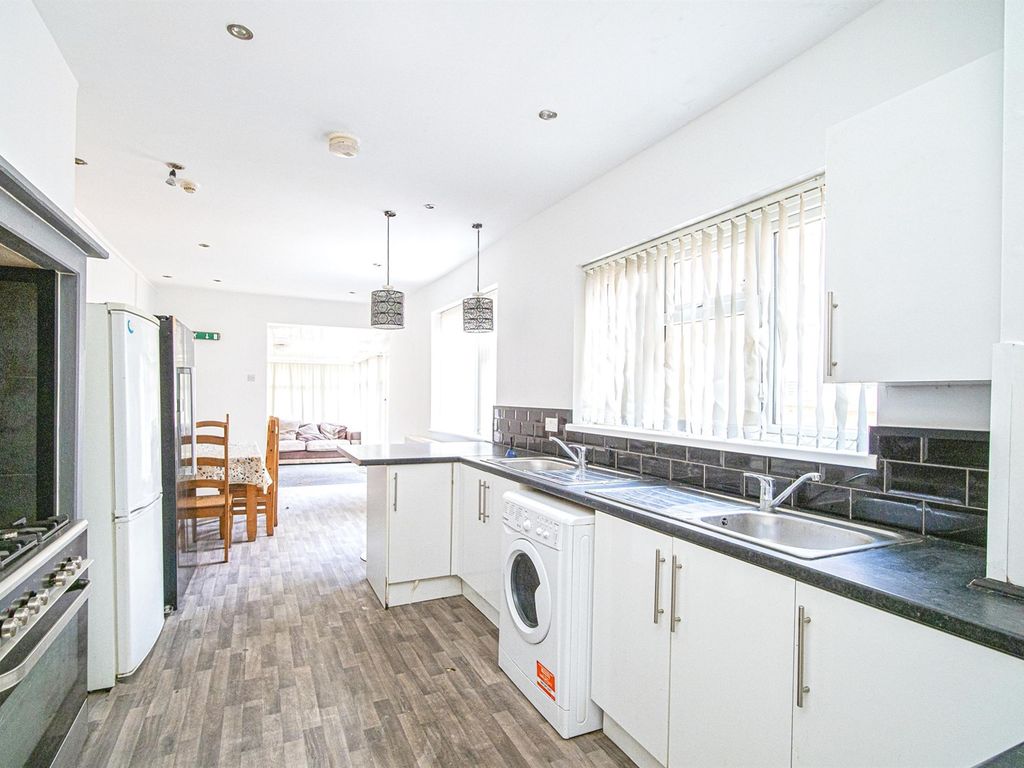 5 bed terraced house for sale in Desmond Avenue, Hull HU6, £270,000