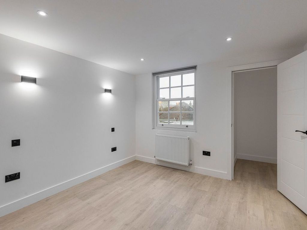 1 bed flat to rent in Ashbourne Parade, Finchley Road, London NW11, £