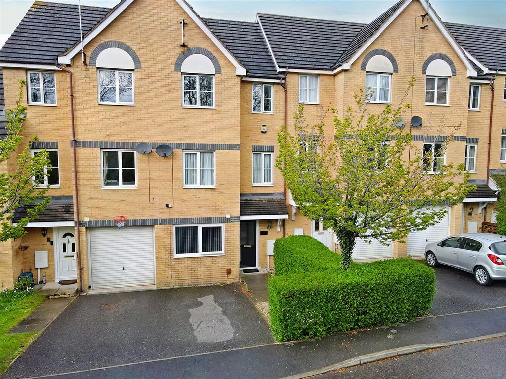 3 bed town house for sale in Bertram Close, New Bradwell, Milton Keynes