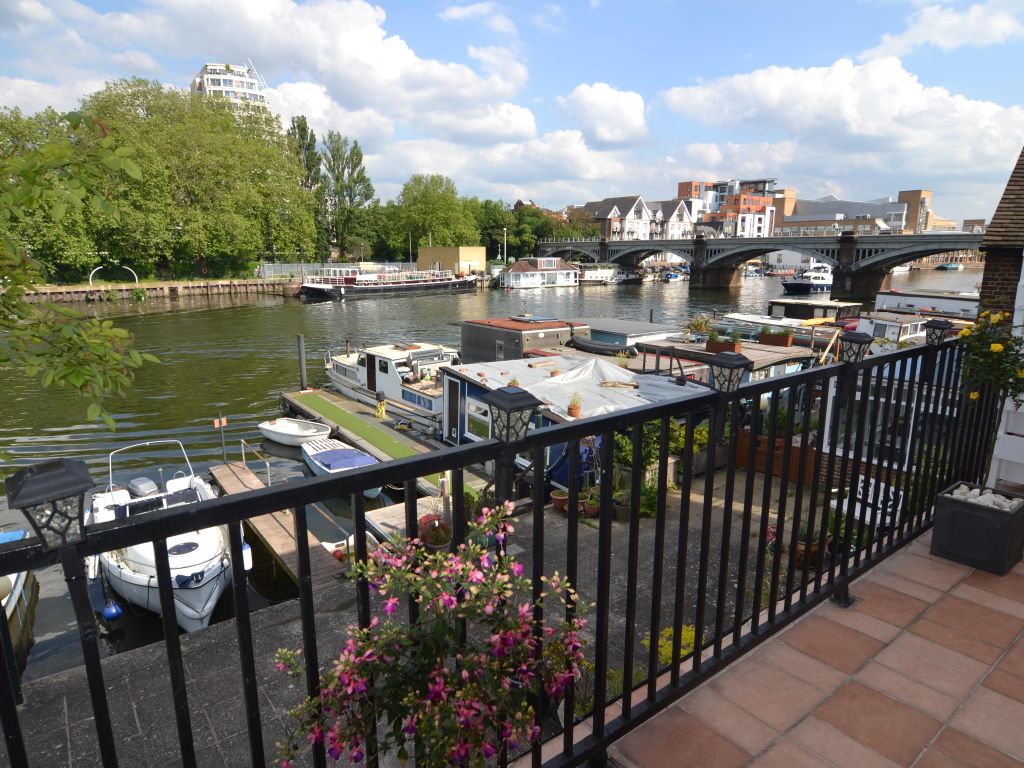 2 bed flat to rent in Salamander Quay, Lower Teddington Road, Hampton