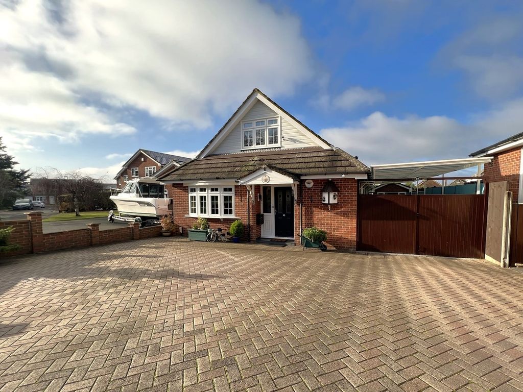 4 bed property for sale in Dorchester Gardens, Oakdale, Poole BH15, £