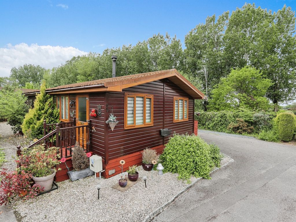 2 bed mobile/park home for sale in Hull Road, Wilberfoss, York YO41