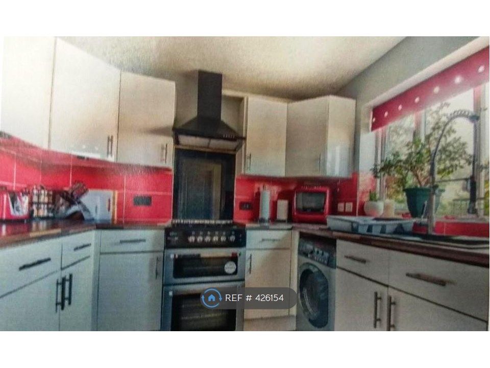 3 bed end terrace house to rent in Clover Avenue, Bedford MK41, £1,200