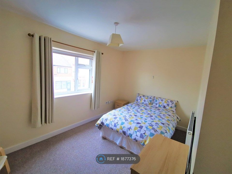Room to rent in Nantwich Road, Crewe CW2, £460 pcm Zoopla