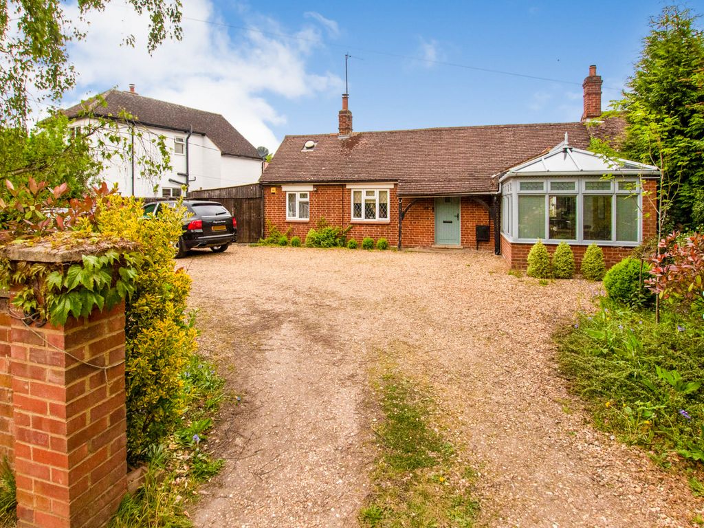 3 bed bungalow for sale in Newport Road, Woburn Sands, Milton Keynes