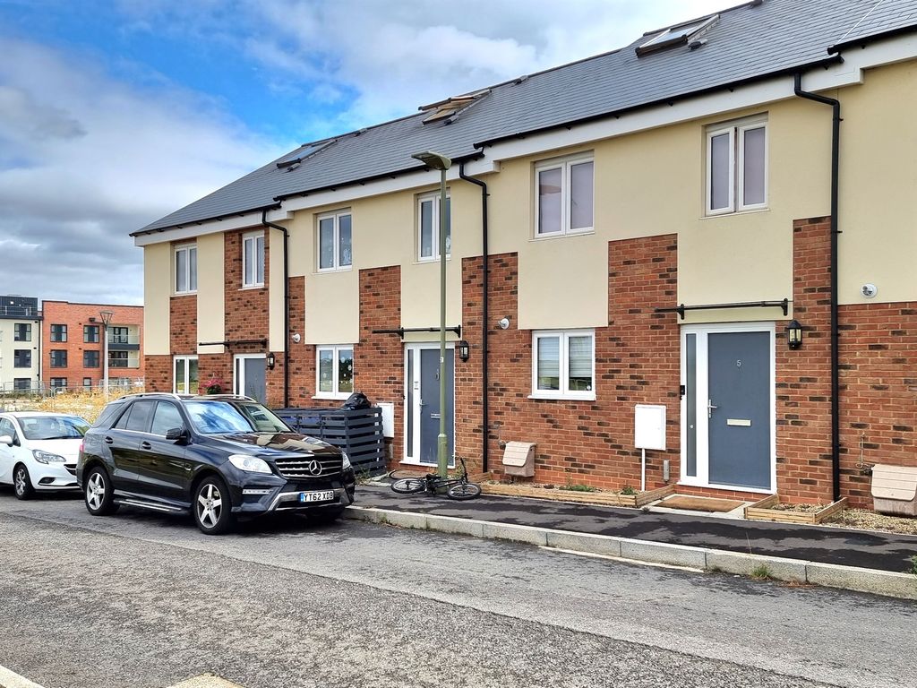 3 bed terraced house for sale in Chadwick Place, Ambrosden, Bicester