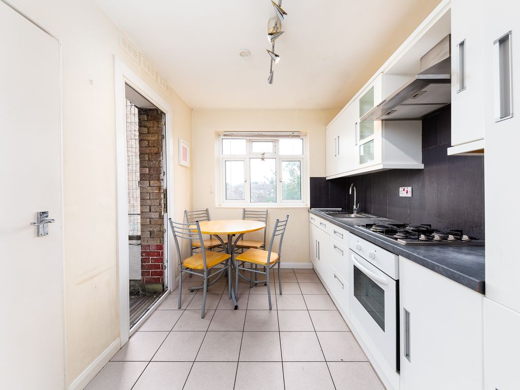 3 bed flat to rent in Stroud Green Road, London N4, £2,600 pcm Zoopla