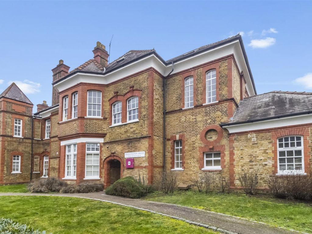 1 bed flat to rent in Pennington Drive, Highlands Avenue, Winchmore