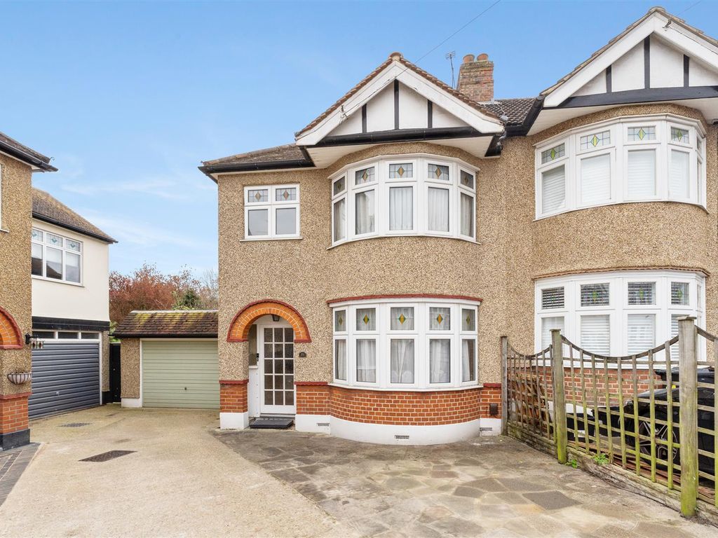 3 bed semidetached house for sale in Parkway, Woodford Green IG8, £