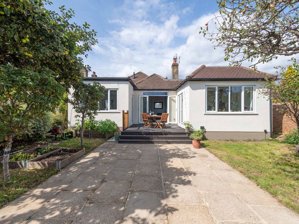 4 bed detached bungalow for sale in Merton Way, West Molesey KT8, £