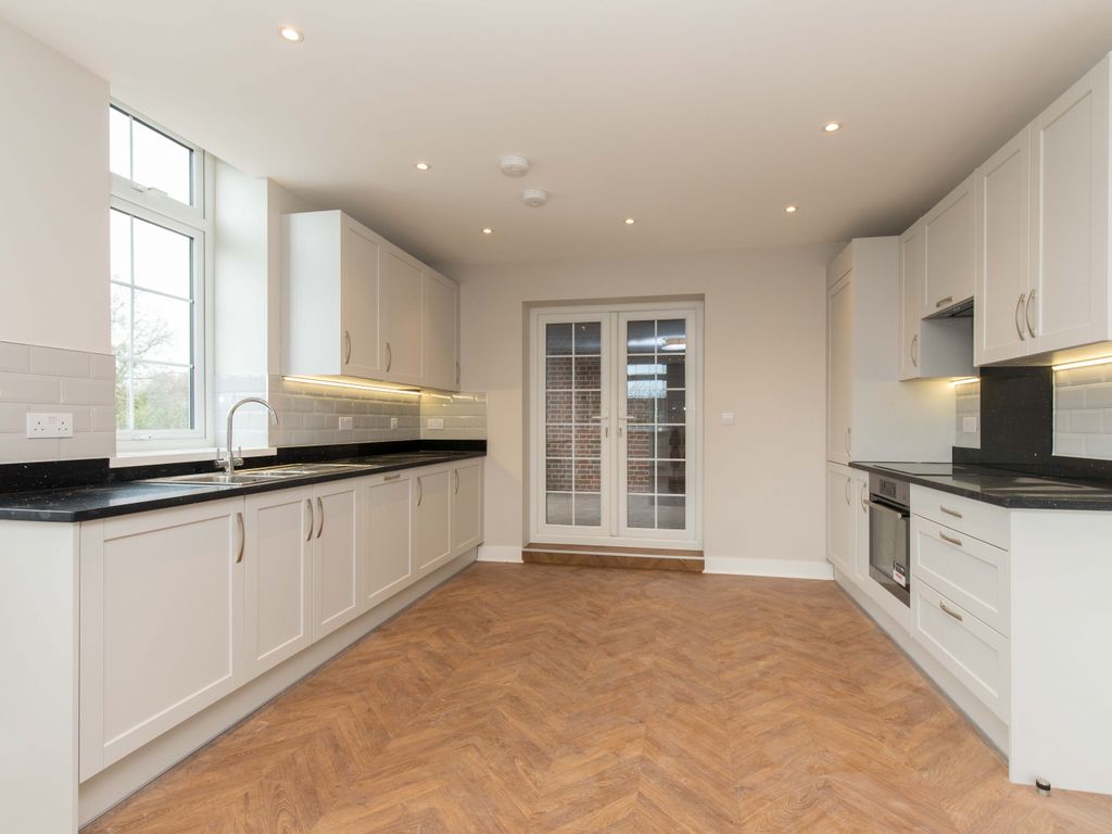 2 bed flat to rent in High Street, Shepperton TW17, £2,000 pcm Zoopla