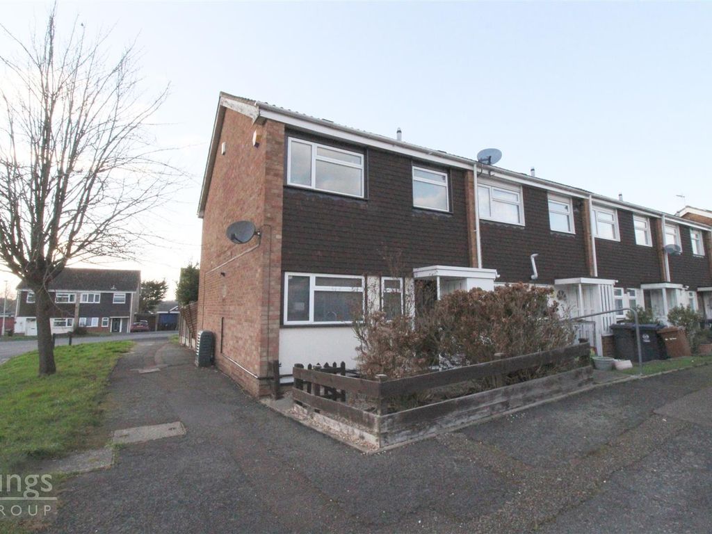 3 bed property to rent in Gatwick Close, Stortford CM23, £
