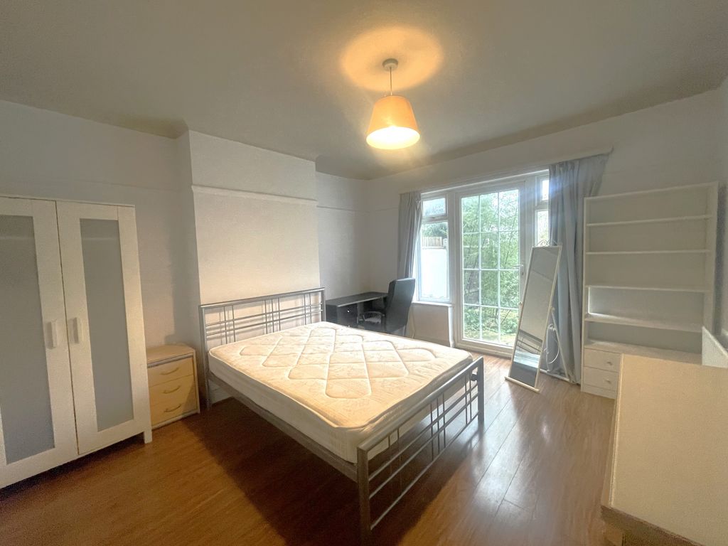 Room to rent in Thornton Road, London SW12, £940 pcm Zoopla