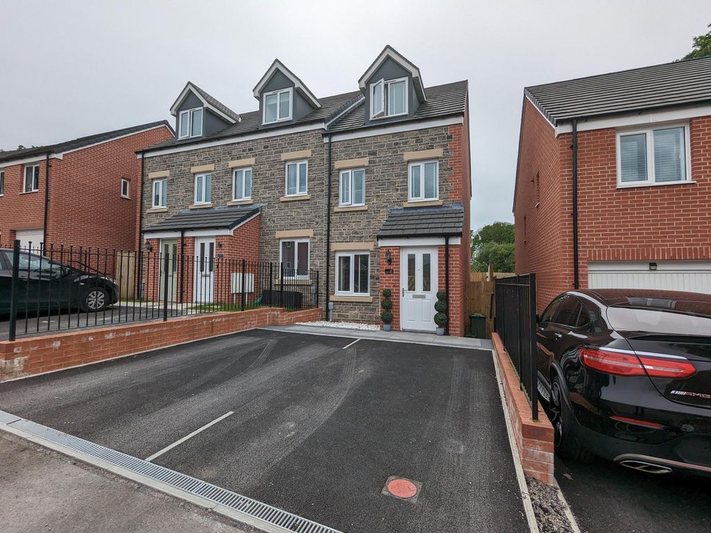 3 bed end terrace house for sale in Ffordd Llanbedr, Llanilid