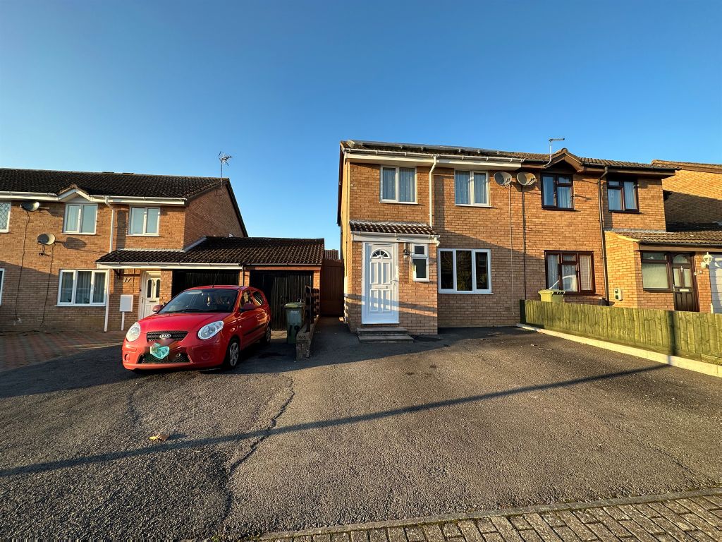3 bed semidetached house for sale in Booker Avenue, Bradwell Common