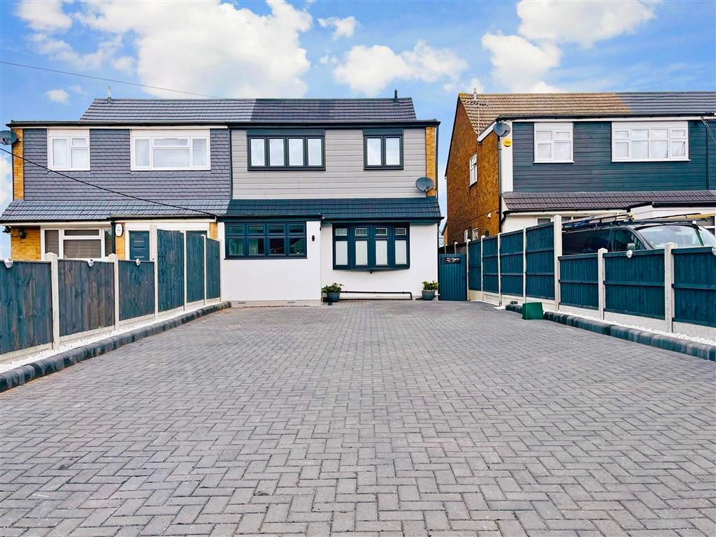 4 bed semidetached house for sale in Crays Hill, Billericay, Essex