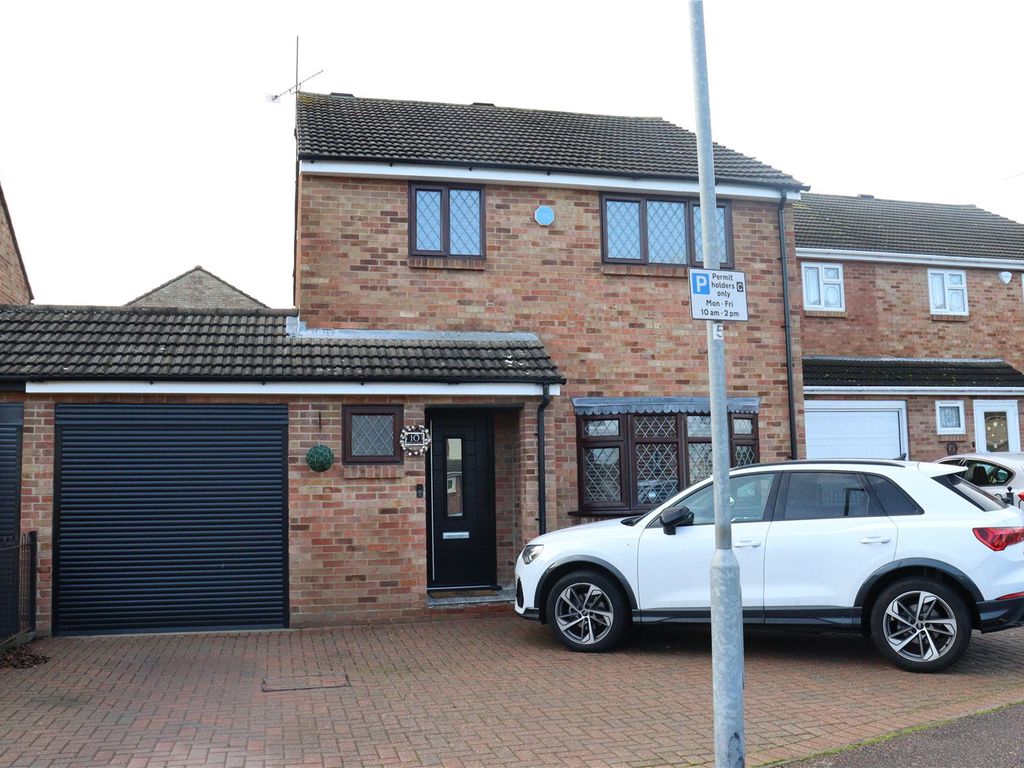 3 bed detached house to rent in Suffolk Drive, Laindon West, Laindon, Essex SS15, £1,995 pcm