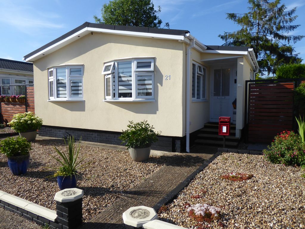 3 bed mobile/park home for sale in Grange Farm Estate, Upper Halliford