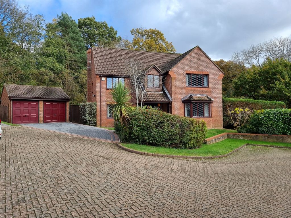 5 bed detached house for sale in Broadbent Close, Rownhams, Southampton