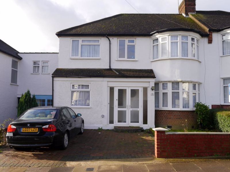 5 bed semidetached house to rent in Hillside Gardens, EN5, £