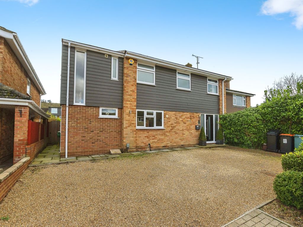 5 bed linkdetached house for sale in Lambs Close, Dunstable LU5, £