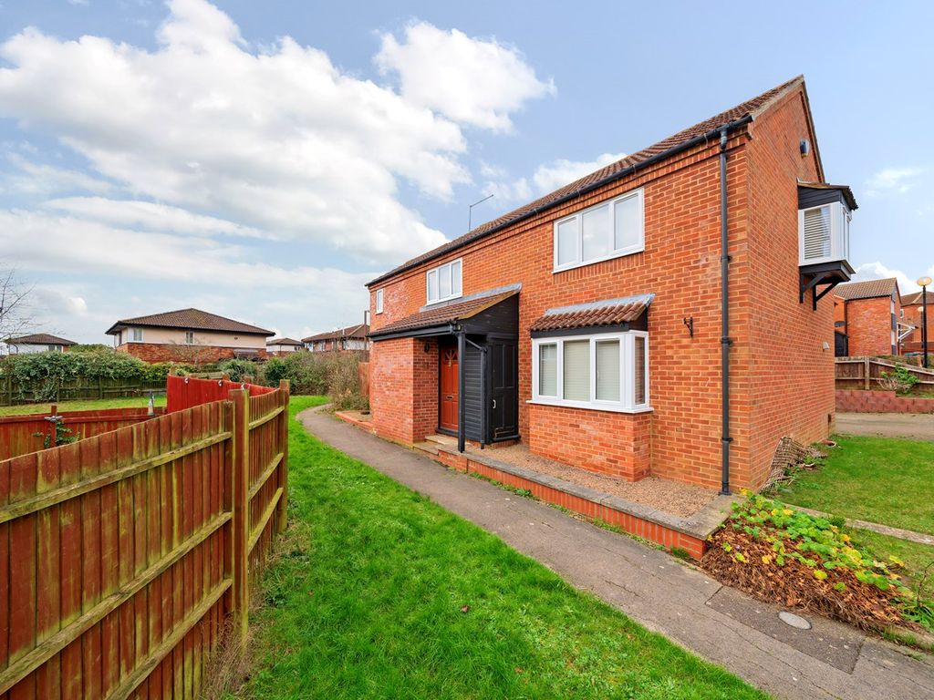 5 bed detached house for sale in Craddocks Close, Bradwell, Milton
